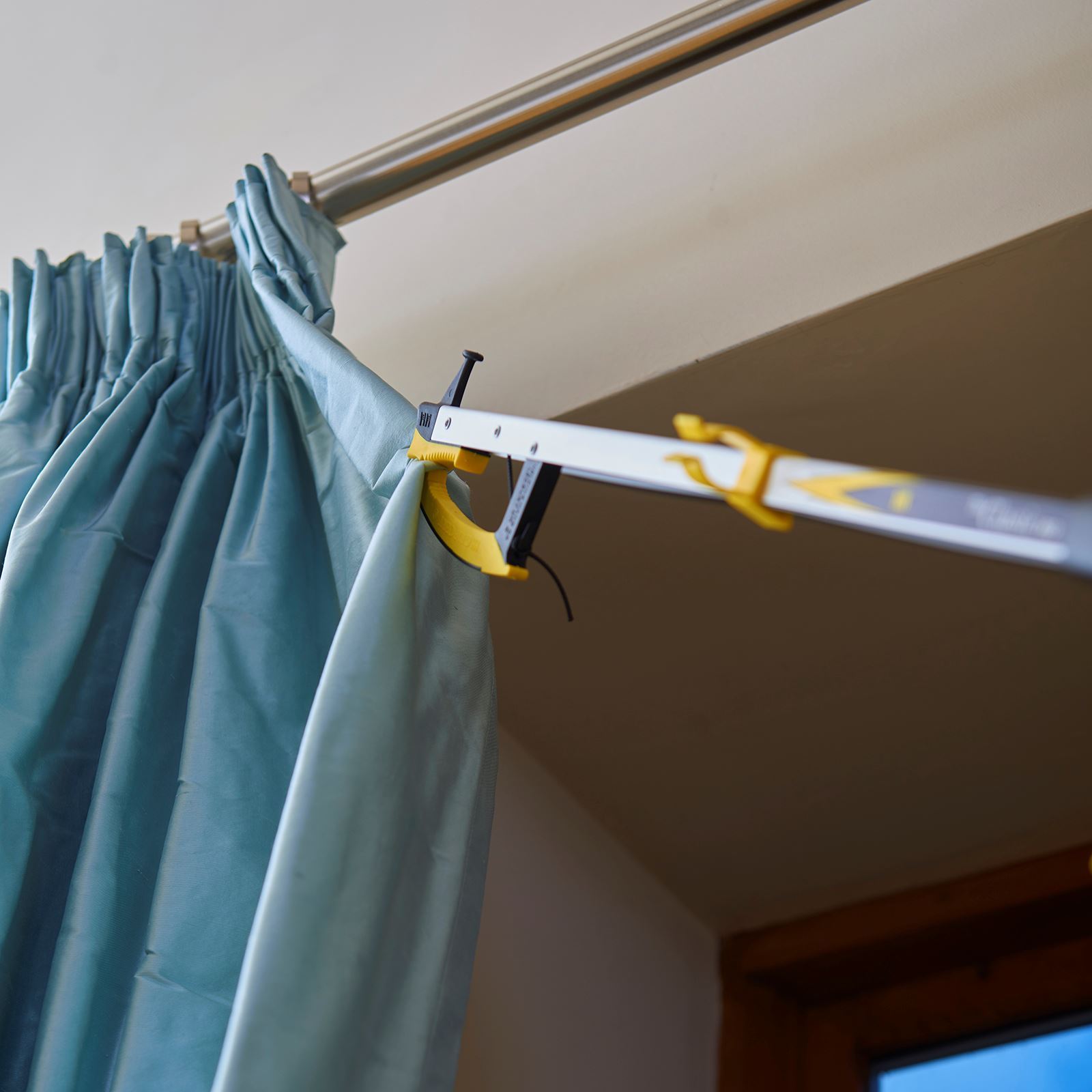 EuroPharma Helping Hand Classic PRO Reacher Grabber 32" Daily Living Aids